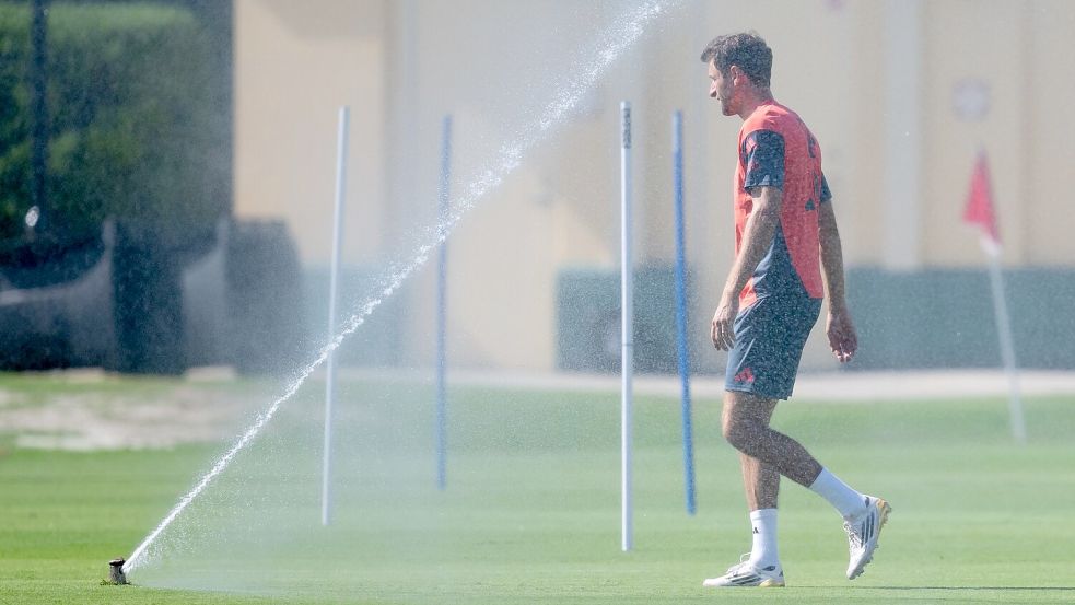Bloß keine kalte Dusche zum WM-Start: Thomas Müller. Foto: Sven Hoppe/dpa