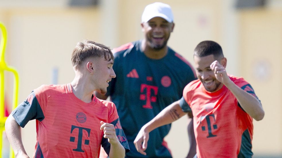 Trainer Vincent Kompany, hier beim Training mit Nachwuchstalent Lennart Karl (l) und Raphael Guerreiro (r), plant Großes in den USA. Foto: Sven Hoppe/dpa