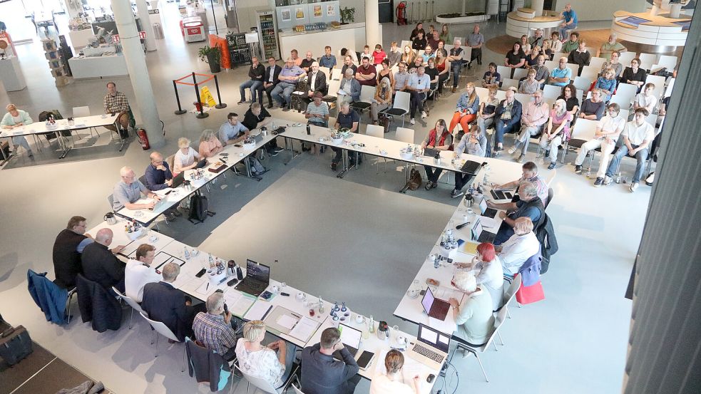 Rund 70 Besucher kamen zur Sitzung des Verkehrsausschusses des Auricher Stadtrates. Foto: Romuald Banik