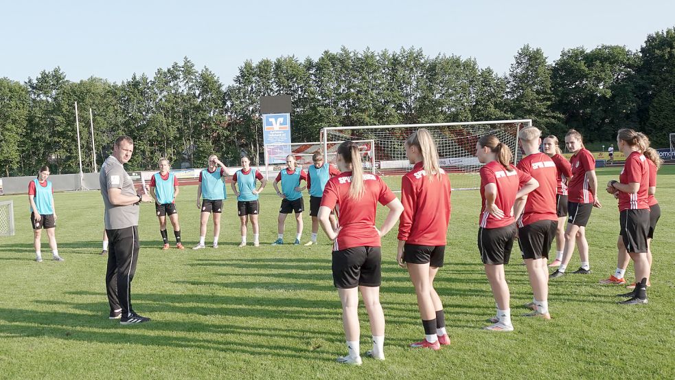 SpVg-Trainer Stefan Wilts schwört seine Spielerinnen beim Abschlusstraining auf das alles entscheidende Spiel ein. Foto: Helmut Vortanz