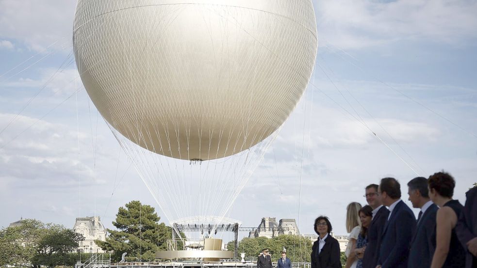 Vom 21. Juni an steigt der Olympia-Ballon in Paris wieder in den Abendhimmel. Foto: Yoan Valat/Pool EPA/AP/dpa