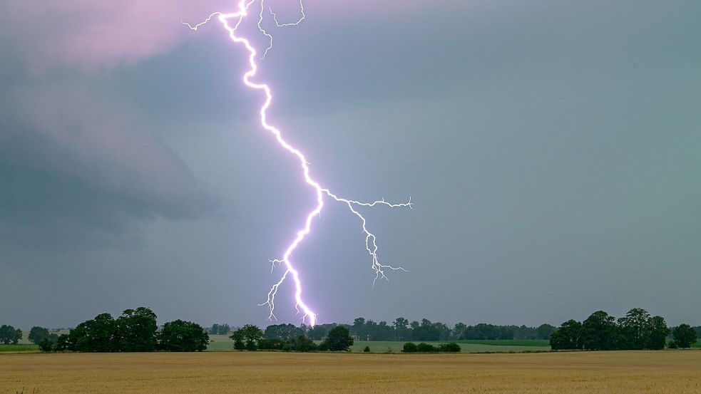 Am Wochenende soll es teils heftige Gewitter geben. (Symbolbild) Foto: Patrick Pleul/dpa