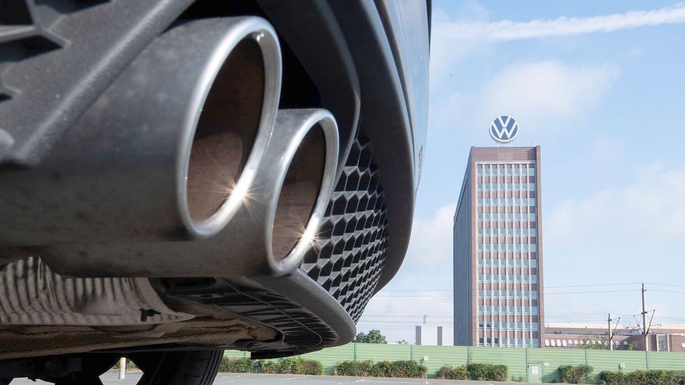 Der Dieselskandal kostete VW bereits Milliarden. Ein Bußgeld wegen Datenschutzverstößen bleibt den Wolfsburger nun aber erspart. (Archivfoto) Foto: Julian Stratenschulte/dpa
