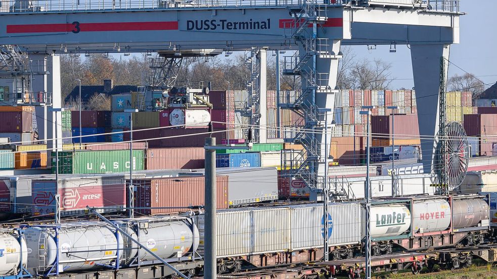 Der Anteil des Schienengüterverkehrs am gesamten Transportvolumen stagniert. (Archivbild) Foto: Hendrik Schmidt/dpa