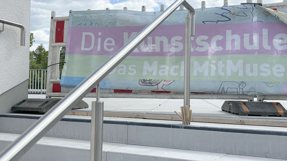 Im Mai gab es noch einen Absatz zwischen der letzten Treppenstufe zur Dachterrasse der Kunstschule und der Entwässerungsrinne. Foto: Karin Böhmer