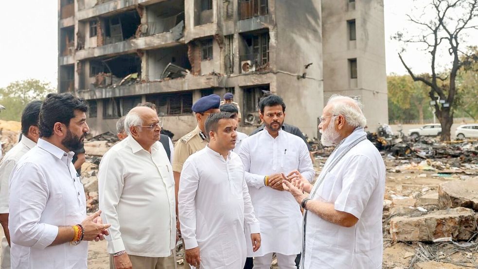 An der Absturzstelle machte sich Modi ein Bild von der Katastrophe. Foto: Uncredited/Prime Minister Narendra Modi on X/AP/dpa