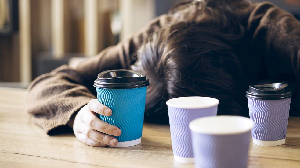 Eine Tasse Kaffee zu viel? Wie Koffein die nächtliche Erholung beeinflusst. Foto: IMAGO/Hanna Yakimenko