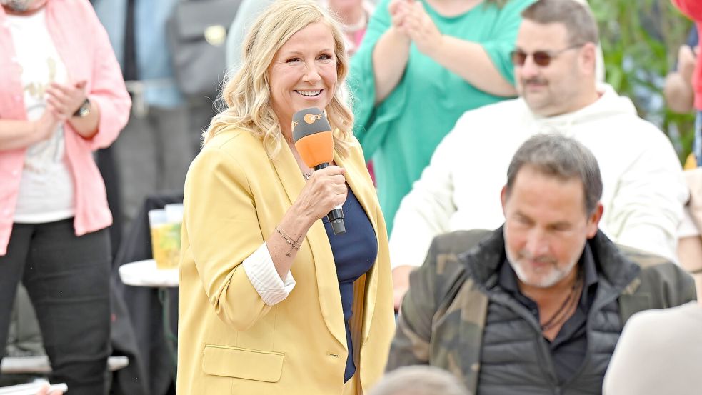 Ob es Andrea Kiewel rechtzeitig zum „Fernsehgarten“ am Sonntag schafft, ist derzeit unklar. Foto: IMAGO/Star-Media