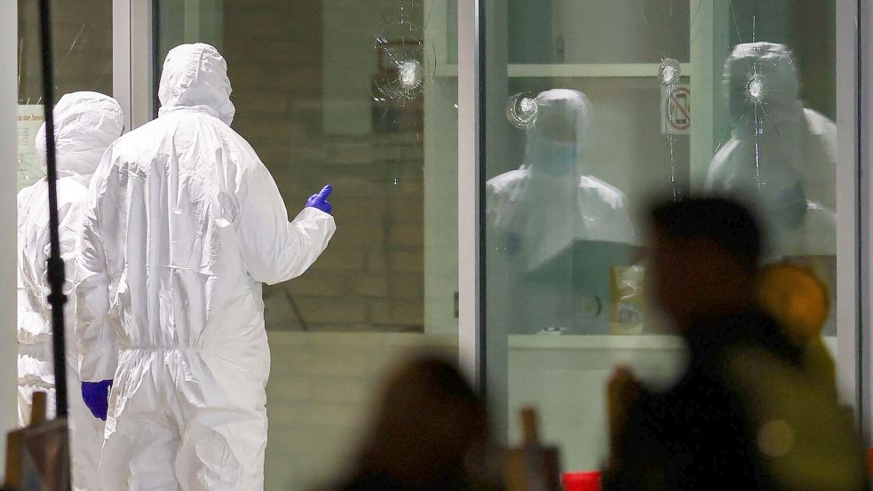 Die Spurensicherung untersucht Einschusslöcher im Foyer eines großen Kinos in Krefeld: Hier hatte die Polizei den Verdächtigen niedergeschossen. (Archivbild) Foto: Christoph Reichwein/dpa