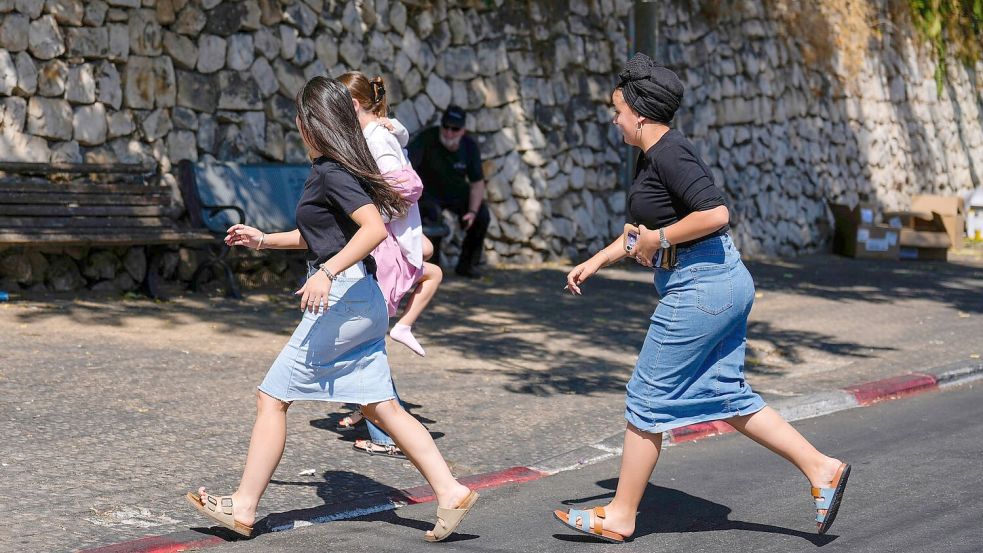 Die israelische Armee hat den Abschuss iranischer Raketen Richtung Israel gemeldet und die Menschen aufgerufen, Schutzräume aufzusuchen Foto: Ariel Schalit/AP/dpa