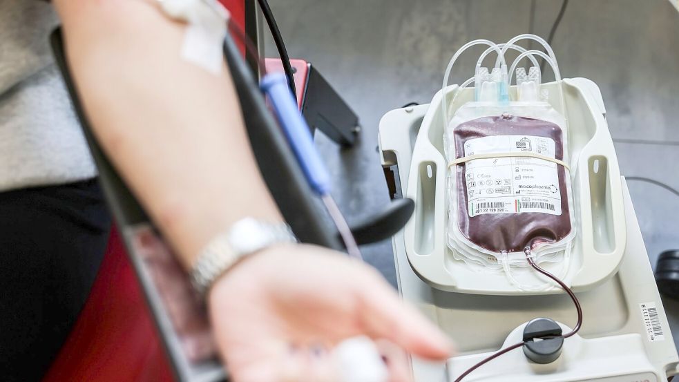 Blutspenden können Leben retten. Daran wird am Blutspendetag erinnert. Foto: Oliver Berg/dpa