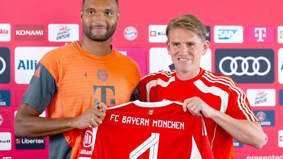 Jonathan Tah (l) und Sportdirektor Christoph Freund. Der Nationalspieler wird beim FC Bayern im Trikot mit der Nummer vier auflaufen. Foto: Sven Hoppe/dpa
