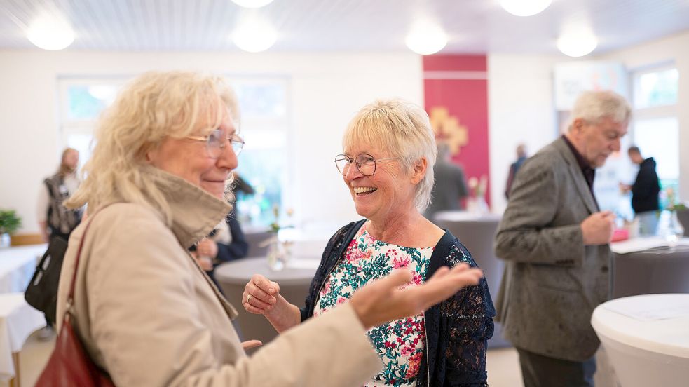 Isburga Dietrich (Mitte), Vorsitzende des Trägervereins, im Gespräch mit Gästen der Eröffnungsfeier. Foto: privat
