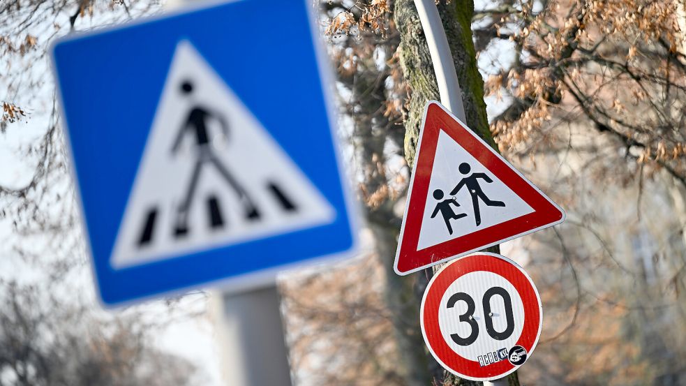 Tempo-30-Zonen vor Schulen sind auch in der Stadt Aurich ein drängendes Thema. Das machte die aktuelle Sitzung des Verkehrsausschusses deutlich. Foto: DPA