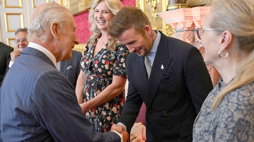 Der britische König Charles III (l) und David Beckham kennen sich seit Jahren persönlich. Foto: Chris J. Ratcliffe/Pool Reuters/AP/dpa