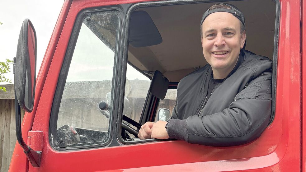 Der Feieralarm rollt: Stephan „Steppo“ Adelmund hat seinen Lkw-Führerschein in der Tasche und bringt gemeinsam mit Christopher Krügerke (fehlt im Bild) das Projekt „Mobile Dorfdisco“ der Ostfriesischen Landschaftlichen Brandkasse in Fahrt. Foto: Udo Hippen