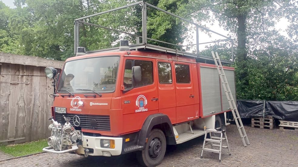 Rückt aus, wenn Partyalarm herrscht: Dann gibt’s keinen Martinshorn-Alarm, aber mit mehr als 10.000 Watt Sound ordentlich Stimmung. Der ausrangierte Feuerwehrwagen wird dann im wahrsten Wortsinn zur Feierwehr. Der erste Einsatz steht kurz bevor. Foto: privat