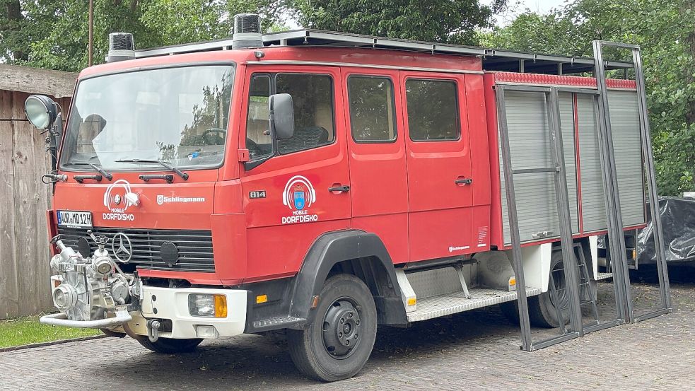 Metamorphose fast abgeschlossen: Aus dem einstigen Feuerwehrwagen aus Norden wird nach und nach das ultimative Partymobil. Anstatt Feuerwehrtechnik wird im Laderaum Feiertechnik untergebracht und anstatt mit Martinshorn auszurücken gibt es Partysound aus der 10.000-Watt-Anlage. Foto: Udo Hippen