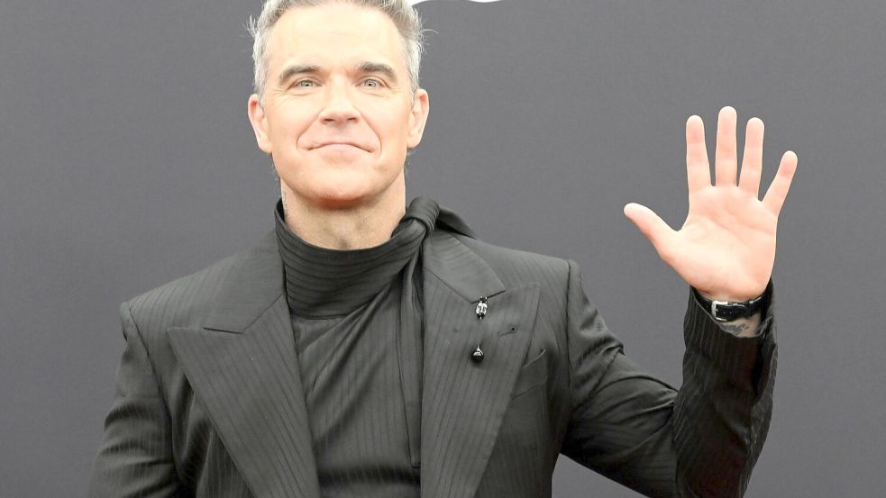 Robbie Williams hat als neuer Musikbotschafter der Fifa eine neue Hymne für den Weltfußballverband komponiert. (Archivfoto) Foto: Felix Hörhager/dpa