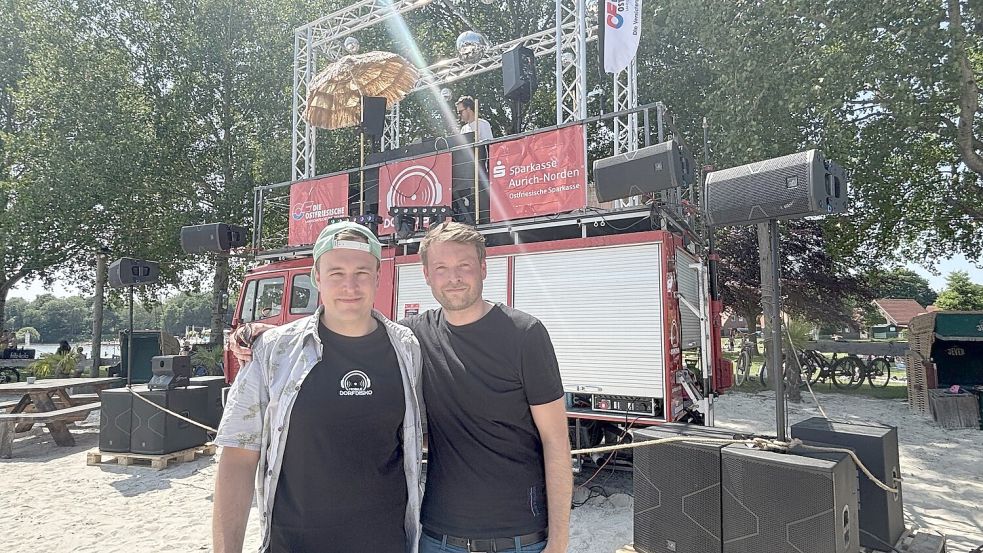 Die beiden Eventplaner Stephan „Steppo“ Adelmund (links) und Christopher Krügerke feierten am Samstagnachmittag Premiere mit einem umgebauten Feuerwehrauto als mobile Dorfdisco. Foto: Imke Cirksena