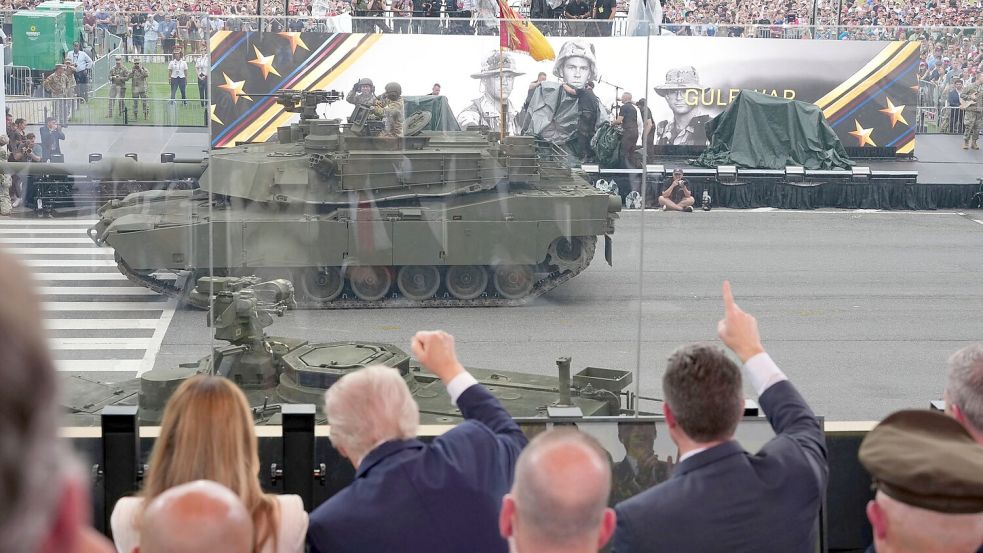 Militärfahrzeuge rollen bei der Parade am Präsidenten vorbei. Foto: Doug Mills/Pool The New York Times/AP/dpa