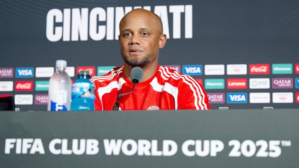 Für Bayern-Trainer Vincent Kompany ist Leroy Sané in der ersten Phase der Club-WM noch „wichtig“. Foto: Sven Hoppe/dpa