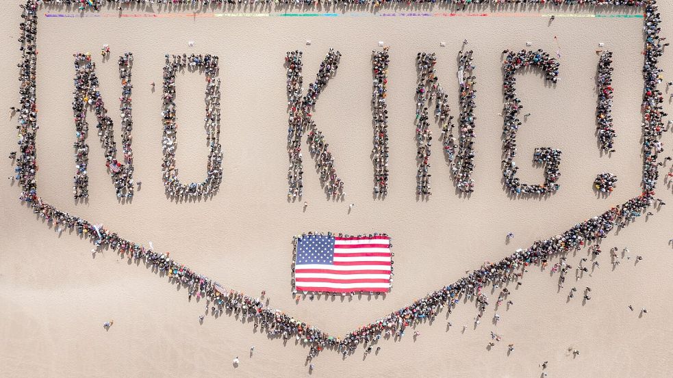 „NO KING!“ verkörpern Hunderte Demonstranten an einem Strand in San Francisco. Foto: Santiago Mejia/San Francisco Chronicle/AP/dpa