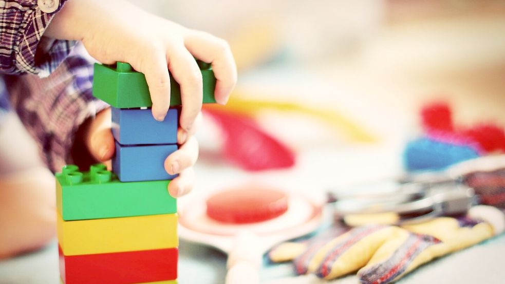 Ein Kind beim Spielen. Für die Jüngsten gibt es in der Gemeinde Großefehn jetzt genügend Kapazitäten. Foto: Pixabay