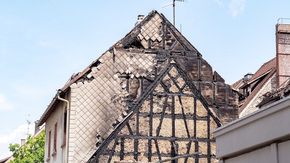 Nach dem Großbrand in der Innenstadt von Villingen sind die Häuser zunächst nicht mehr bewohnbar, zwei der sechs Gebäude sind zum Teil eingestürzt. Foto: Joshua Rzepka/onw-images/dpa