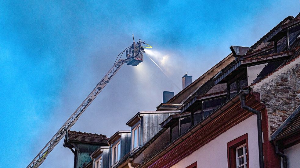 Die Löscharbeiten waren aufgrund der engen Gassen und des dichten Altbaubestandes herausfordernd. Foto: Joshua Rzepka/onw-images/dpa
