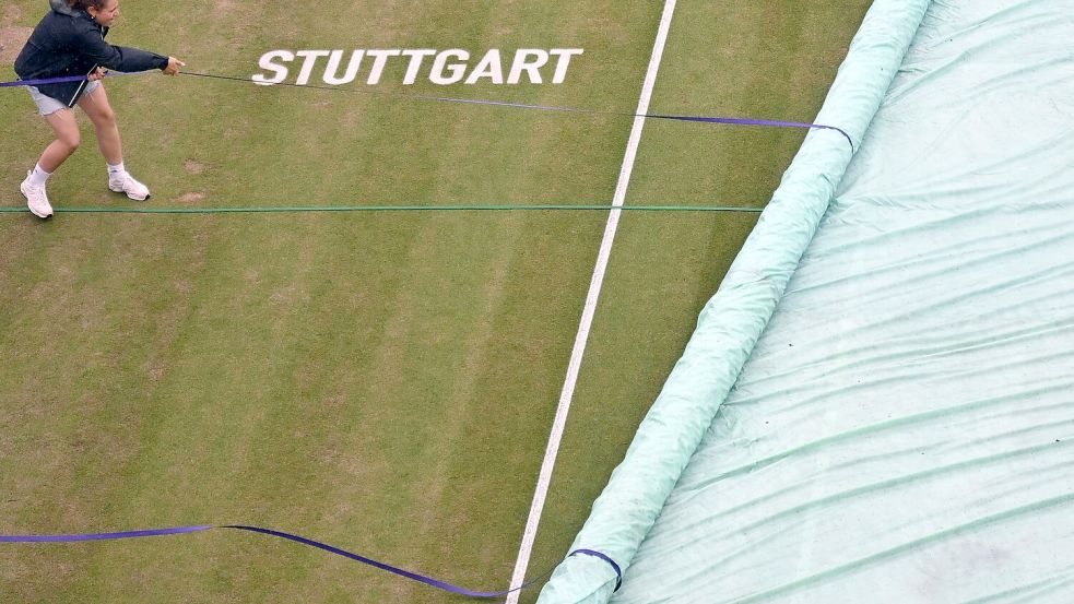 Das Finale wurde zu Beginn des zweiten Satzes wegen Regens unterbrochen. Foto: Marijan Murat/dpa