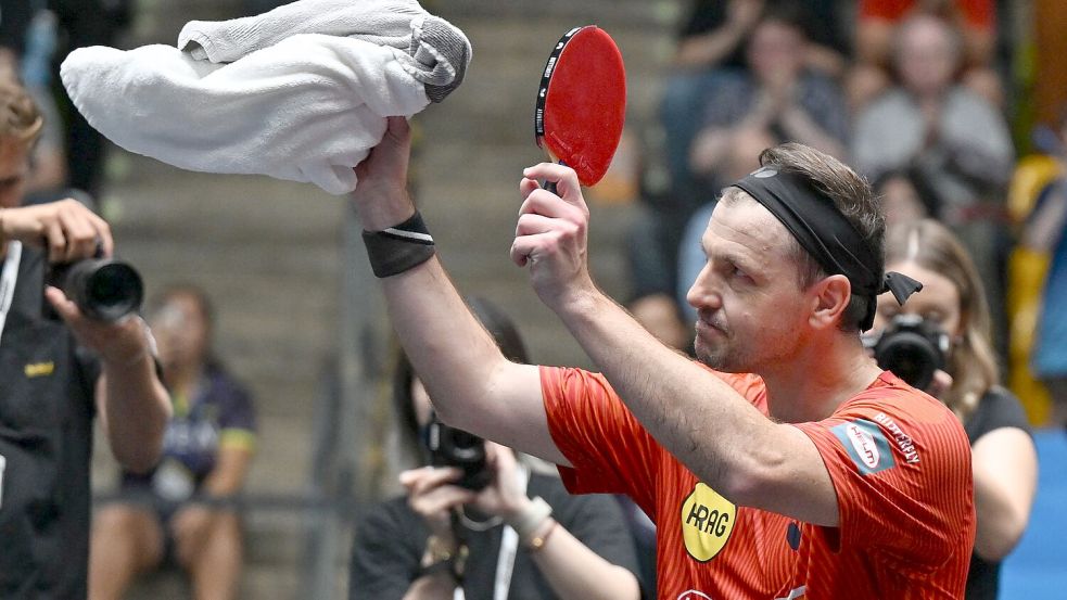Abschied vom Tischtennis: Timo Boll nach dem letzten Spiel seiner Karriere. Foto: Arne Dedert/dpa