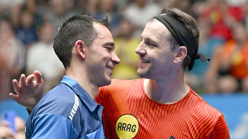 Das letzte Match der Karriere: Timo Boll gratuliert dem Brasilianer Hugo Calderano. Foto: Arne Dedert/dpa