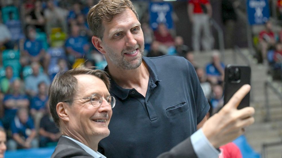 Zu Gast beim Timo-Boll-Abschied: Der frühere Bundesgesundheitsminister Karl Lauterbach (SPD, l) und Basketball-Legende Dirk Nowitzki. Foto: Arne Dedert/dpa