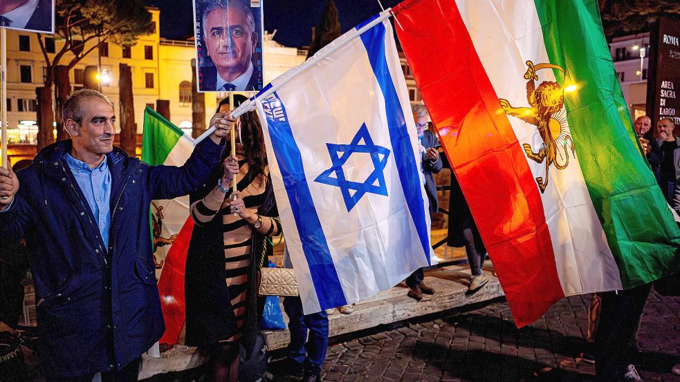 Die israelische Flagge neben der alten persischen Flagge. Foto: IMAGO/Stefano Montesi