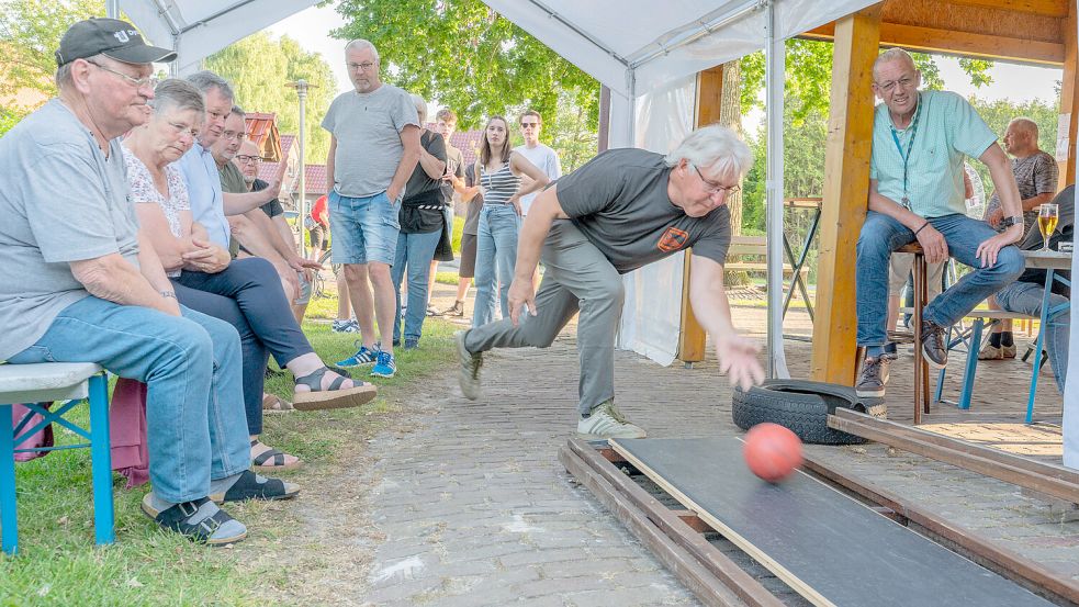 Alle Neune: Hermann Aeilts vom Team der Kartbahn Brookmerland und Versicherungen Hoofdmann beim Wurf. Foto: Folkert Bents