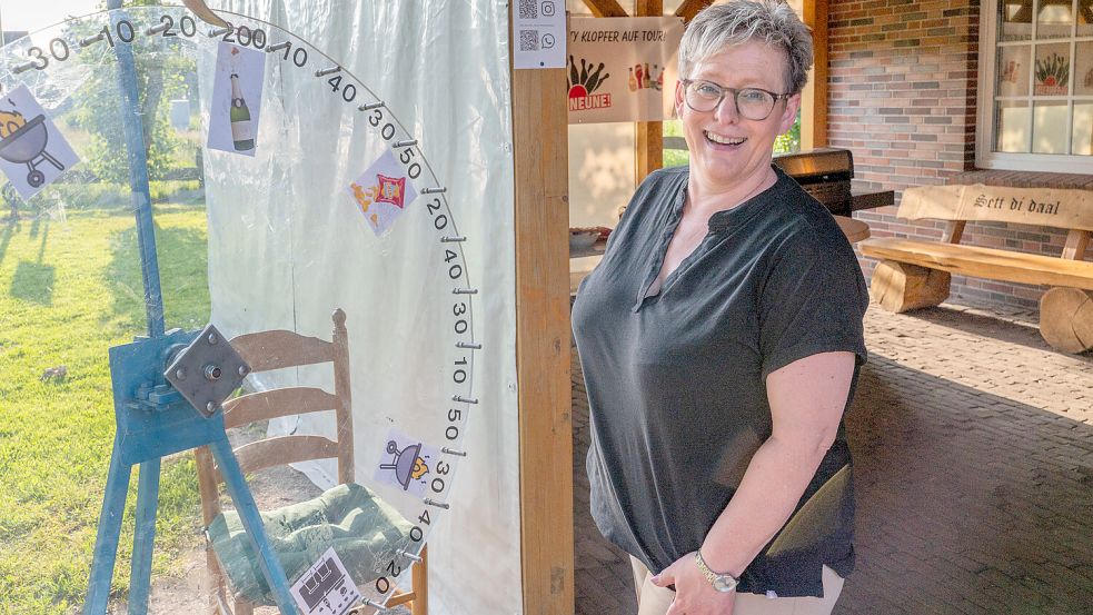 Ilona Barkhoff vom Team Krankenpflege Ubben in der Spielpause am neuen Glücksrad, das das frühere Sekt-Knobeln abgelöst hat. Foto: Folkert Bents