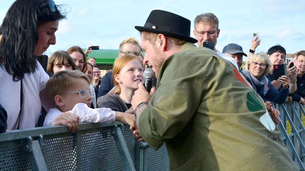 Berührungsängste hatte der Star nicht, plauderte hier mit Julia und Fiona. Foto: Karin Eden