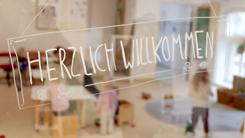„Herzlich Willkommen“ steht auf einer Tür zur Krippengruppe in der neuen Gulfhof-Kita in Westerende-Kirchloog. Foto: Romuald Banik