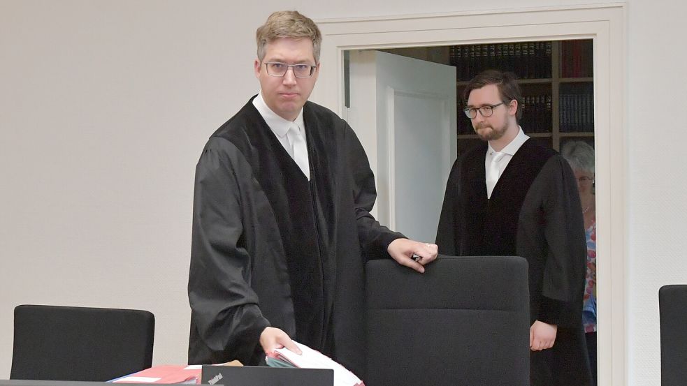 Dr. Markus Gralla (vorne) leitet das Verfahren. Im Hintergrund ist einer seiner Beisitzer – Richter Völler-Wöhrmann – zu sehen. Foto: Klaus Ortgies