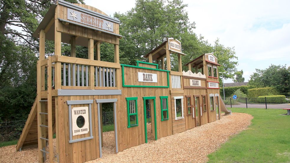Dieser Spielplatz im Stil des Wilden Westens in Aurich-Egels „Keersmakerskamp“ wird unter Eltern oft als Geheimtipp geteilt. Foto: Romuald Banik