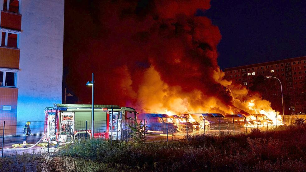 Fast 100 Einsatzkräfte sind bei der Brandbekämpfung zum Einsatz gekommen. Foto: Michael Ukas/dpa