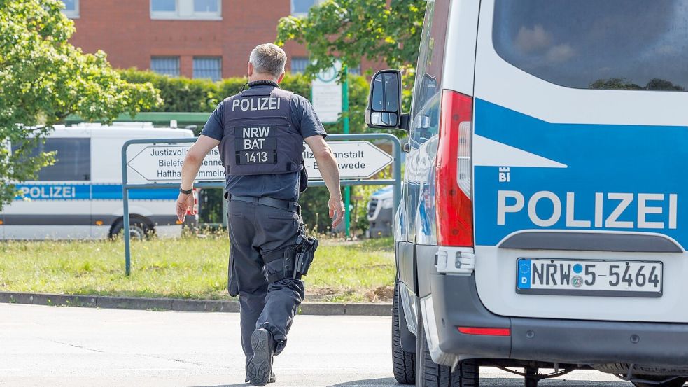 Aus der Justizvollzugsanstalt in Bielefeld-Senne ist ein Straftäter verschwunden. Foto: Friso Gentsch/dpa