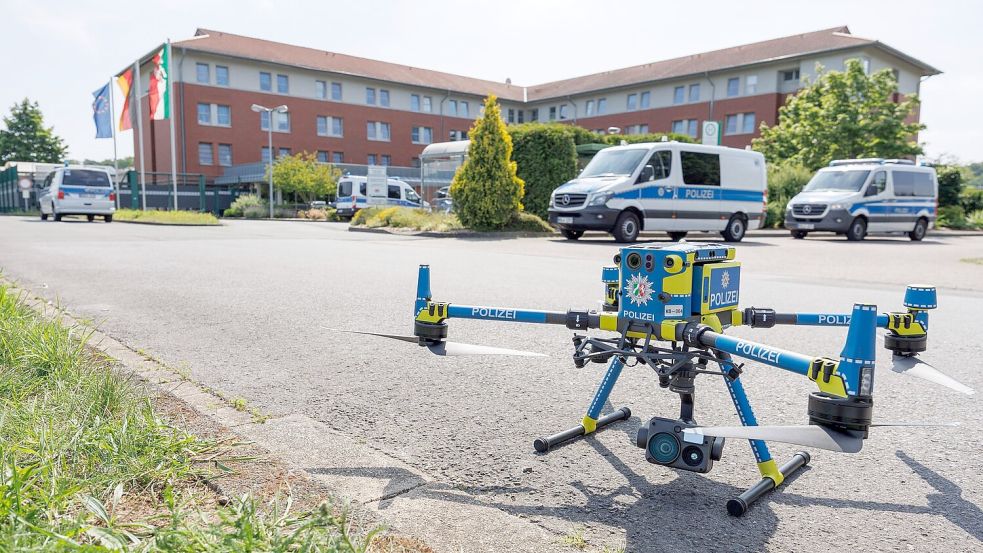 Die Polizei sucht mit einem großen Aufgebot und auch technischen Hilfsmitteln nach den Straftätern. Foto: Friso Gentsch/dpa