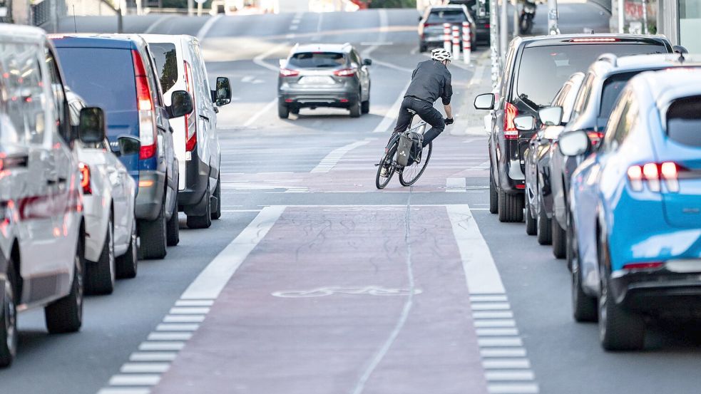 Eigene Fahrradstreifen können auch zwischen Fahrbahnen liegen. (Archivbild) Foto: Fabian Sommer/dpa