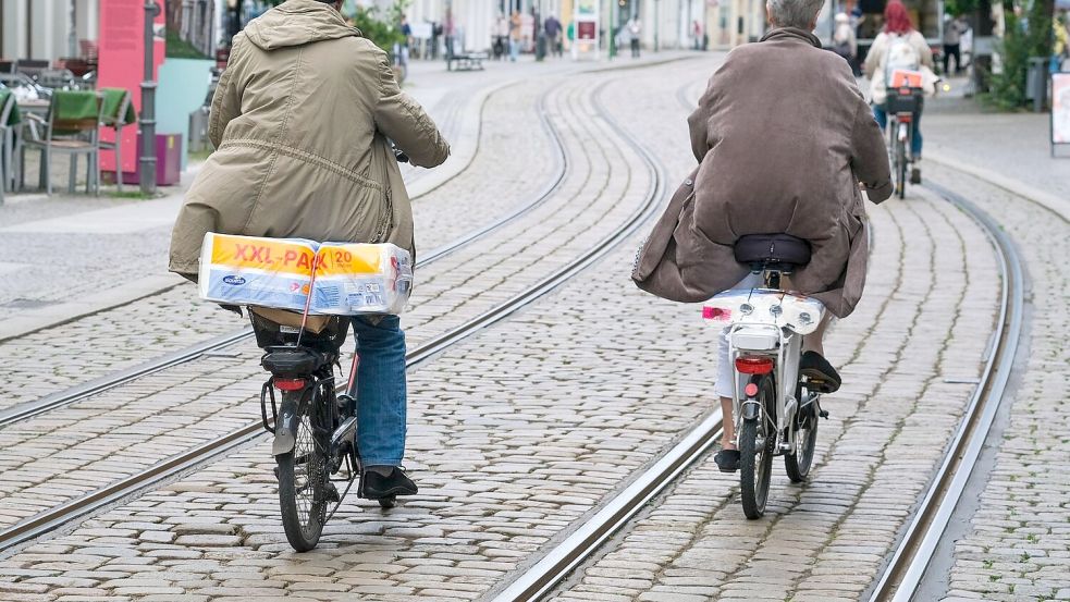 Straßenbahnschienen können für Räder ein tückisches Hindernis sein. (Archivbild) Foto: Jens Kalaene/dpa