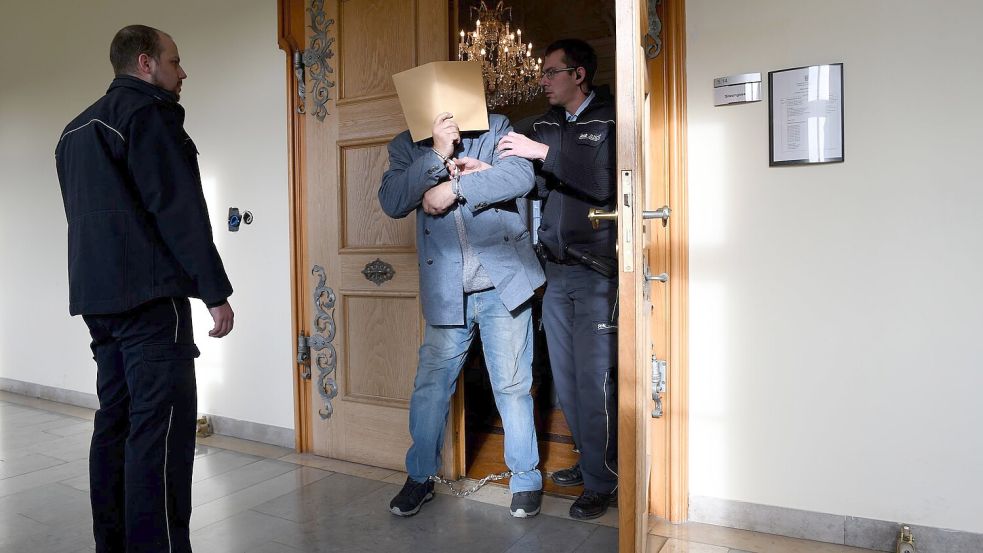 Weil er drei Menschen getötet hat, wurde der Mann zu lebenslanger Haft verurteilt. (Archivbild) Foto: Stefan Puchner/dpa