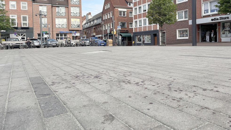 Das blieb von der Schlägerei auf dem Neuen Markt zurück: unübersehbare Blutspuren. Foto: Stephanie Schuurman