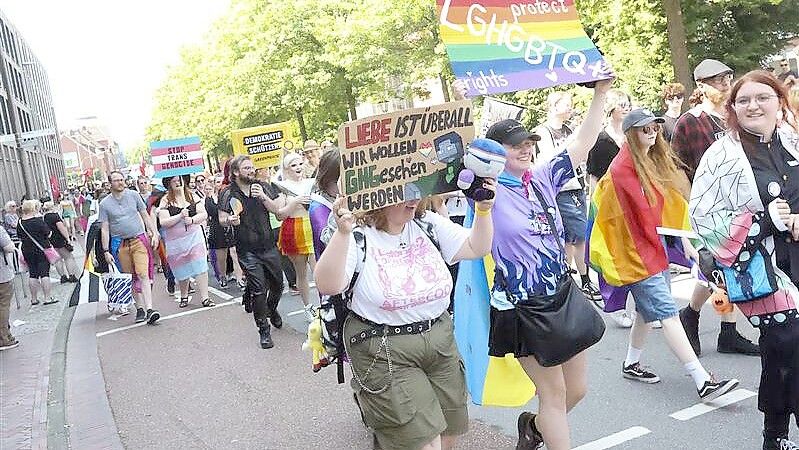 Friedlich und bunt: der CSD in Emden. Foto: Jens Doden
