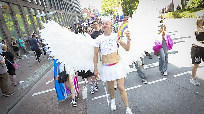 Ein Engel vorweg: Manche Teilnehmer hatten sich besonders hübsch herausgeputzt. Foto: Jens Doden